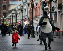 Эта редиска, сначала подходит, обнимает, фоткается, потом денег просит, 300 рублей.   Подошел он к моей жене и давай обнимать, типа сфоткаемся, ну а я чего, халява) Потом,после сделанных фото, когда он ценник озвучил, я пригрозил ему физическим насилием, он все понял. Справедливости ради, удалил фото на его глазах. Зарабатывают в основном на детях. Казань, либо Баумана либо возле центрального стадиона. В общем, нихрена веселого