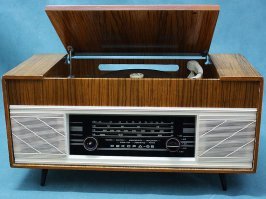 У деда в деревне вот такая стояла. С внешней антенной очень хорошо ловила "вражеские" голоса:)