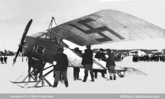 Когда Финляндия обрела независимость, в 1918-м году в Швеции было создано общество помощи новой стране и один тамошний меценат подарил финнам самолет, на коем былы начертаны голубые свастики, как знаки удачи.
Алоизевич в это время отравился газом на немецком фронте и лечил очи.