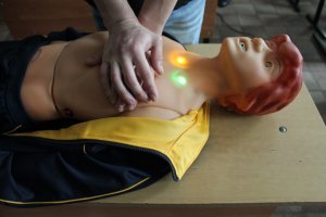 Есть такой тренажёр "Гоша", нас периодически заставляют его откачивать. Рёбра у него "ломаются" на ура, но это не является причиной прекращения реанимации. Надо бы такой ликбез проводить всем хоть раз в год.