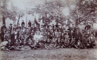 Вай, вай какая тут китайская пропаганда. А вот история говорит обратное, в городе не было ни каких воинских формирований. И по этому китайское население вот именно этого района поднялось и пошло выгонять "длинноносых варваров" из Поднебесной. Считая эту территорию своей. Погибли жители ближайших к этому району улиц. В том числе женщины и дети. А вот только после этого жители вооружившись чем смогли. В том числе и взятым в магазинах. И с боем выгнали китайцев на их берег. А после этого город Благовещинск почти три недели находился в осаде. Обороняясь только с помощью самоорганизованного ополчения. И подвергался обстрелам. В том числе и артиллерией. Пока наконец то не пришла казачья сотня. Те самые казаки, про которые китайские пропагандоны, что то там лопучут. Ополченцы Благовещинска, защитившие город от кровавого погрома: