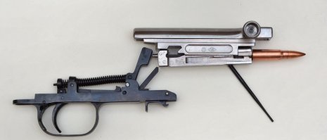 кто не понял принцип запирания в немецком автомате выкладываю картинку положения запертого затвора с УСМ от СКС,который принципиально ничем не отличается.