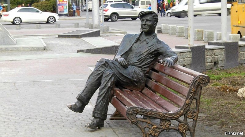 Памятник Рыбникову на проспекте металлургов в Запорожье