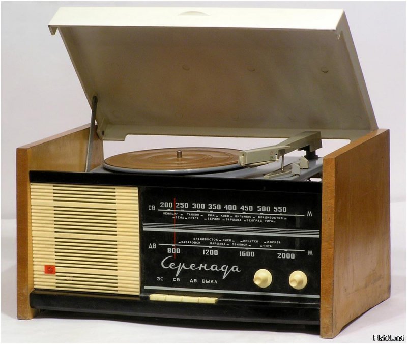 Радиола сетевая ламповая "Серенада" с 1963 года выпускалась Владивостокским заводом "Радиоприбор"