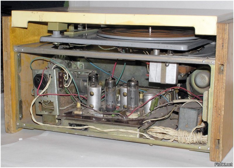 Радиола сетевая ламповая "Серенада" с 1963 года выпускалась Владивостокским заводом "Радиоприбор"