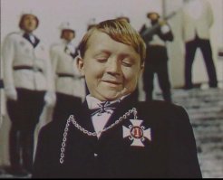 Если не можете победить потенциального врага силой, тогда просто воспитайте его детей. История знает большое количество таких примеров.
Насчёт спектакля, я бы предложил постановку Мальчиш-Кибальчиш. А на роль плохиша подберите схожего урода к примеру Сисяна.