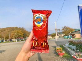 Территория вокруг этого дня - это территория, которая еще не развилась как туристическое направление, поэтому основная еда - это легкие закуски, предоставляемые туристической компанией. В магазине по дороге я попробовал съесть мороженое, которое рассказывает о бывшей советской эпохе. 
Подпись к фотоМороженое, которое продолжается с постсоветского периода)