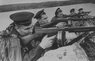 Ну это да, в условиях, когда нормального оружия катастрофически не хватало, эти ППШ действительно выручили красную армию.