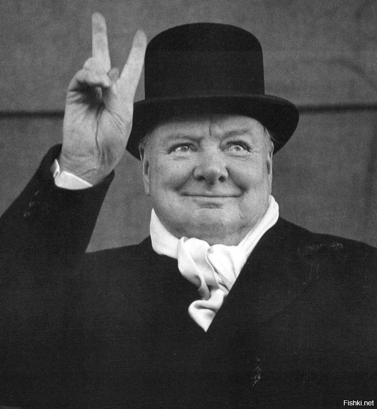 Всегда думал, что Черчилль показывает "V" - виктори.
А он оказывается - дайте две!