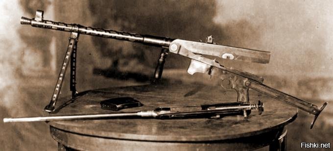 РП Калашникова обр.1943 года выставленный на конкурс.
Кстати, вы обосрались ибо на вышей картинки разные принципы запирания ствола.
характеристика на того же Шмайсера.