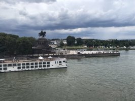 Кобленц тоже на слиянии двух рек стоит, и выполнено аналогично