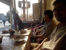 В Душанбе к каждому дому подведен газопровод, но газа в нем нет, Узбекистан за транзит цену просит большую. На фотографии мы самсу кушаем у частников, а на противоположной стороне труба газопровода ржавеет. И во дворе трубу отключают и присоединяют баллон с редуктором, это по богатому.