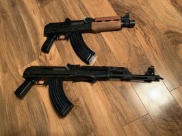 У меня их два! Оба югославские. Возможно Юги делали говно но из этих двух неьзя выстрелить больше двух (30 паронов) рожков. Нужны очень толтые варежки/перчатки. Руки сжет невозможно. Попасть кудато в мишень дальше чем 50 метров очень сложно. поэтому нужно стрелять больше:) Опять, сложно попасть. Мало возможностей подцепить райл чтобы установить оптический прицел. Многие делают райл на крышку ствольной накладки но это просто смешно! После 2-3 выстрелов все будет сбито до неузнаваемости. если мочить кучи то это лучшее, но уыли нужна точность то