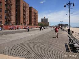 А никуда они и не делись насовсем с годами. Иногда это единственный выход, особенно на севере. Вот современные фотки Архангельска и не северного Брайтона.