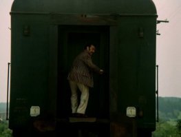 Вагончик тронется - другой останется: пассажирам пришлось пешком догонять поезд