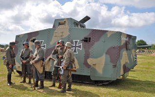 Первый серийный германский танк A7V. Экипаж - 18 человек