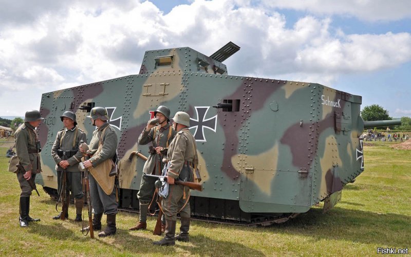Первый серийный германский танк A7V. Экипаж - 18 человек
