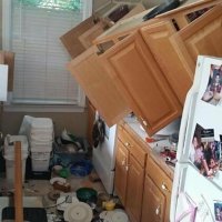 Мой застарелый страх - что эти шкафчики однажды навернутся, и прямо на смеситель, вывернут его к херам, и держи наводнение)
Поэтому они всегда пустые, вот уж действительно висят для мебели))