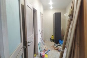 Тюменский строитель бесплатно отремонтировал после пожара квартиру одинокой молодой мамы