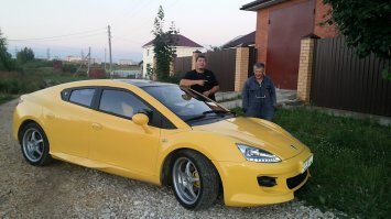 а что, по картинке не видно, что уродец (как для феррари)?
с пропорциями беда

Вот еще один товарищ, которого любят под феррыча гримировать, но за счет малого тиража встретить такое чудо можно реже, чем оригинальных жеребцов. Хотя вот недавно в Мск (СВАО) видел такого