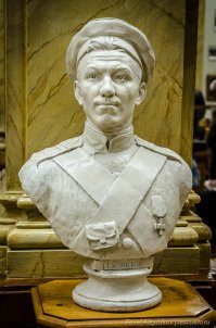 В музее Черноморского флота стоит немного другой бюст, с одним Георгием.. А изображенный выше,  стоит в нише на фасаде здания Панорамы Обороны Севастополя, рядом с другими героями обороны.