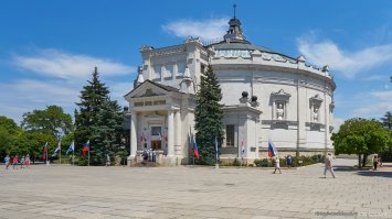 В музее Черноморского флота стоит немного другой бюст, с одним Георгием.. А изображенный выше,  стоит в нише на фасаде здания Панорамы Обороны Севастополя, рядом с другими героями обороны.