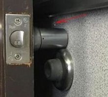 Если присмотреться, то виден след от самореза. Упор открутился и провернулся.
И соглашусь с большинством комментаторов - это не ошибки строителей. Это действия тех, кто считает: "Что? Я за это ещё и деньги платить буду? Сам сделаю. Я же видел человека, который знает, как это делать. И этого достаточно!"