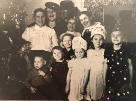 когда я была маленькая наши родители с соседями устраивали для детей своих друзей утренники на дому.  таким образом мы  приходили в гости, где хозяева изображали деда мороза и снегурочку. играли с нами в игры и мы плясали вокруг елки. нам дарили недорогие новогодние подарки из недорогих конфет и печенья.  так мы из семьи в семью ходили почти каждый день на утренники.хорошее было время.