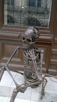 В Питере на Банковском переулке сидит... чего-то ждёт :)