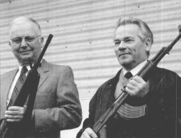 После 2000-го года на М.Т.Калашникова обратили внимание власти РФ. В итоге ему дали звание Героя Российской Федерации, звание генерала,  персональную пенсию (дополнительно к генеральской), несколько премий, подарили участок земли под особняк и согласовав с ним ним проект особняка оплатили его.
Так что после 2010 года М.Т.Калашников действительно стал миллионером (долларовым).
Что интересно, в это время личное состояние Калашникова, наконец, сравнялось с личным состоянием Стоунера (изобретатель М-16).

Ну и что необычно, после встречи с Калашниковым, Стоунер, сказал, что считает конструкцию "АК-47" (там почти все модели АК, АКМ, АК-74, АК-103 и т.д. часто называют "АК-47") "более гениальной".