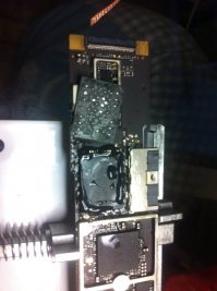 Интересно как он таким жалом убирает шары с моста ?:)  Флюса не вижу , я бы такое не доверил . Такое можно делать только когда станция остановилась и то у тебя есть минуты полторы . Это как почку вырезать или печень и новую впаять . Да хрен бы с ним потом еще под микроскопом пины нужно просмотреть . На фото 2 вот это мой ребол и зачистка . Фото 1 так , клауд убрал одному оболтусу .