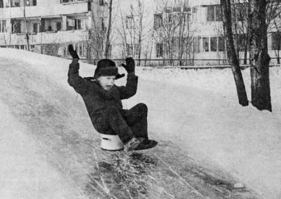 Хе-хе. Сразу в голове всплыли картинки, варежки на резинке, штанов с начесом и горки.... Большие снежные горки с множеством людей. Картонка, кусок линолеума или просто на пятой точке. И не было холодно...совсем. Домой приходишь, а штаны колом стоят...Хочу назад в детство