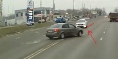 Нет конечно водитель серой машины виновать по любому, потому как перешагнул через двойную сплощную, но, авария произошла из-за паники водителя белой машины. Именно он увидев серый автомобиль сначало подумал что он прав и не дасть ему хода, потом запаниковал и взял немного против движения, а потом когда понял что серый водила не уступить взял обратно в свою полосу но не успел уже. На видео всё это видно очень четко.