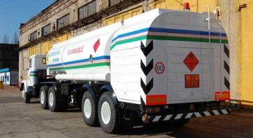 Заправщик вообще похож на продукцию компании ГрАЗ. Шасси может быть,кстати, разное - не только вольво - но и МАЗ и иной седельный тягач, соответствующий требованиям. Основная фишка - эт заправочный модуль в полуприцеп-цистерне. Наш завод тоже производил авиационные заправщики пока не накрылся.