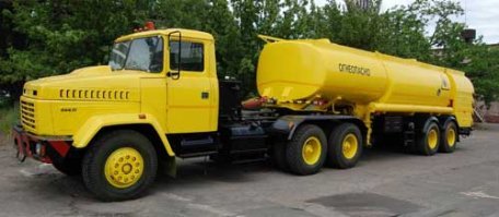 Заправщик вообще похож на продукцию компании ГрАЗ. Шасси может быть,кстати, разное - не только вольво - но и МАЗ и иной седельный тягач, соответствующий требованиям. Основная фишка - эт заправочный модуль в полуприцеп-цистерне. Наш завод тоже производил авиационные заправщики пока не накрылся.