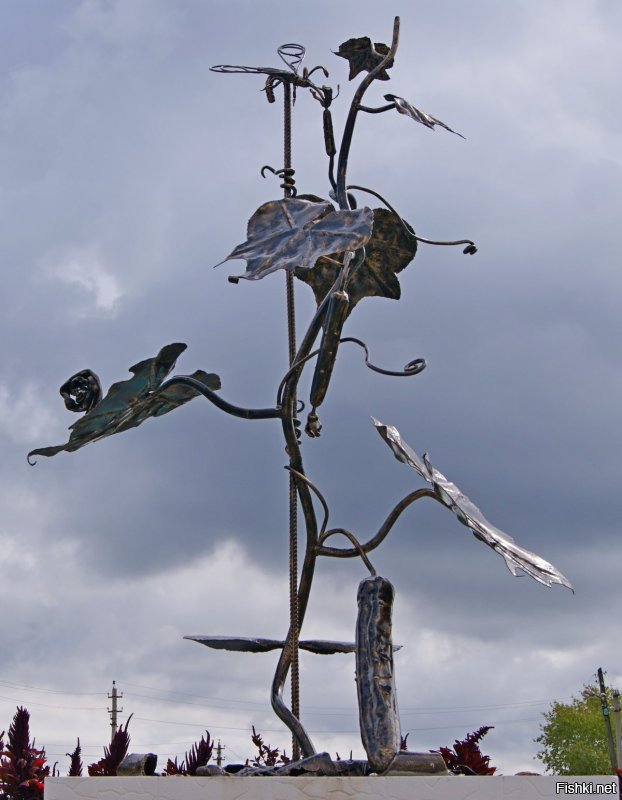 Вот памятники только огурцу: