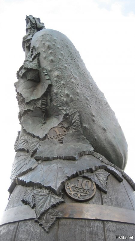 Вот памятники только огурцу: