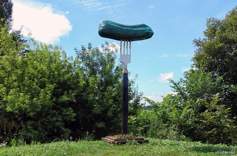 Вот памятники только огурцу: