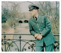 Рядовой, рядовой первого класса, специалист (кажется 5-ого класса)... и потом сразу сержант. Через капрала перепрыгнул, получается, или просто, фоток нет?