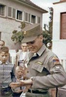 Рядовой, рядовой первого класса, специалист (кажется 5-ого класса)... и потом сразу сержант. Через капрала перепрыгнул, получается, или просто, фоток нет?