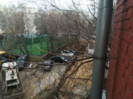 Три раза в день прохожу через этот двор. Там в центре двора тепловой узел. Работы ведутся с мая. Кап ремонт. Конкретно про запертых: когда в тот день утром шёл на работу, человек похожий на бригадира бегал вокруг оставшихся машин с телефоном. К обеду окоп уже был прорыт. Да и какое то предупреждение точно было, т.к. остались только эти тачки, а обычно этот пятачок весь забит машинами. 
Там ещё целое кино снимали по этому поводу. 
А вообще на подобные случаи полезно иметь бумажку с номером телефона под стеклом. Как у меня. Выручало ни раз.