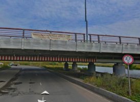 Смотрим панорамы:

Арка есть, знаки установлены,
Плакат стоит,
Даже растяжку на мосту повесили!

Ну что ещё надо сделать, чтобы "автотерпилы" перестали таковыми быть???