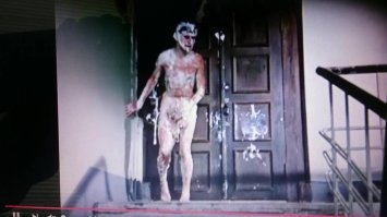 Девушка попала в неловкую ситуацию, выйдя после душа на лестничную клетку