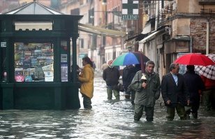 Смысл был вполне очевидный. Местные жители укрылись на островах от набегов враждебных племён. Приём даже в те времена не нов. Позже, под начало умных и хитрых дожей, место стало привлекательным для торговли. И все последущие дожи это усиливали и влияние поддерживали заключением разносторонних договоров. Потому находясь прямо на перепутье многих морских путей Венеция процветала, хотя и на болотах строилась и даже откровенно на мелководье на сваях. При этом стала центром не только торговли, но и искусства. Жители абсолютно точно знали как надо строить в таких условиях и знали все напасти, грозившие им от воды. И даже пользовались этим в самых разных целях. Так что не надо себя самым умным считать. Даже сейчас чётко сказано, чтобы жители учитывали все повреждения и ждали страховых выплат. Видно же, что никто не паникует. Все всё знают и привыкли. А рекордное повышение воды тоже будет достопримечательностью и историей. Им даже это выгодно.