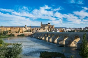 Фотка Кордобы, которая вроде как в Аргентине, стоит от испанского города Кордоба.