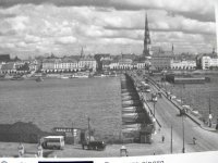 Рижский понтонный мост, фотография 1931 года:

Был построен на понтонах ледокольного типа, тем не менее каждый год осенью его разбирали и прятали в затоку, а каждую весну по окончании ледохода наводили снова. И так - 50 лет.