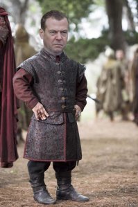 Под Барнаулом пенсионерка упала на колени перед Медведевым