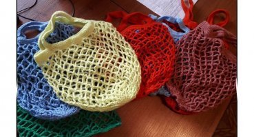 У меня бабушка плела что-то вот такое как на картинке, только она изначально была еще меньше, буквально в карман входила, а когда складывал что-то то литров 20 легко получалось.