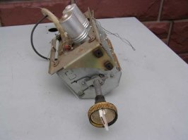 В ПТК, кроме барабана с группой контактов был подстроечный диск (вокруг ручки переключения), наверняка связанный с подстроечным конденсатором. Суть была в тонкой подстройке на канал. Но о нем не многие знали, учитывая качество приема тв-сигнала в то время из-за расположения антенны, из-за неконтакта в блоке переключения) , тонкая настройка уже просто мало чем могла помочь.