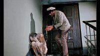 Девушка попала в неловкую ситуацию, выйдя после душа на лестничную клетку